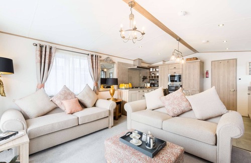 South Cerney House | Clearwater, uninterrupted views of Kingfisher Lake