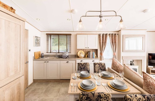 South Cerney House | Clearwater, uninterrupted views of Kingfisher Lake