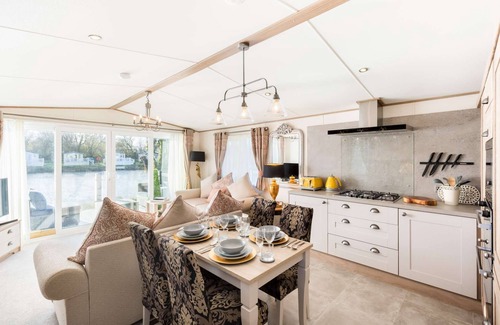 South Cerney House | Clearwater, uninterrupted views of Kingfisher Lake