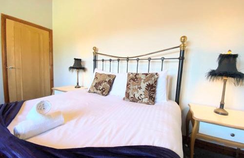 Kelty Ski Chalet | Cleish 7 With Private Hot Tub - Fife - Loch Leven - Lomond Hills - Pet Friendly