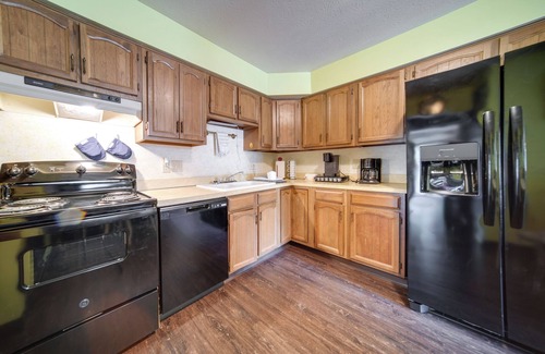 Richmond Heights Condo | Cleveland Area Retreat Near Lake Erie