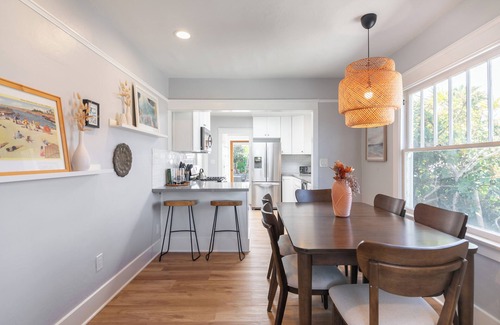 Village of La Jolla House | Cliff View by AvantStay | Hot Tub + Fire Pit | 1 block from Downtown La Jolla