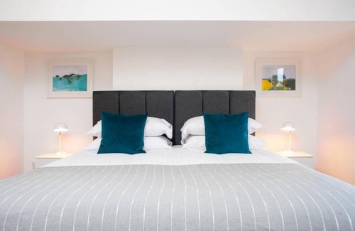 Clifton House | Clifton Jewel - 4 bed townhouse with parking. MyCityHaven