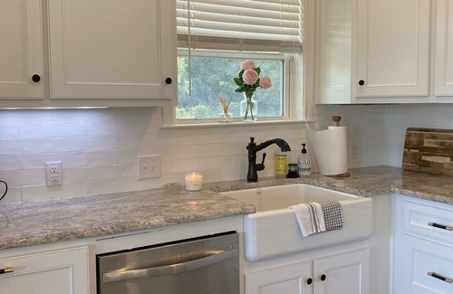 Lorena House | Close to Baylor & Silos: 3 BR Home Pickleball Court, Ping Pong Table & Barn