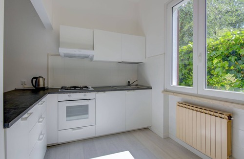 Manerba del Garda Apartment | Close to Beach and Trails With Patio - Apartment Rupestre