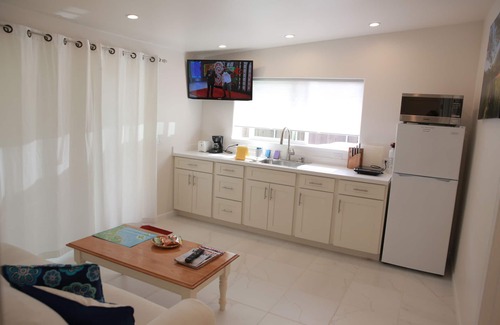 Kailua Apartment | Close to beach, sleeps 2, AC, quiet, private