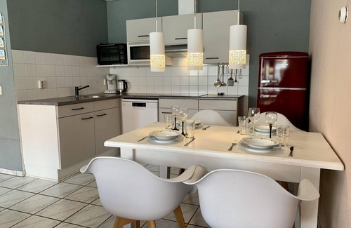 Petten House | Close to beach, spacious city centre flat, 2 bedrooms, WiFi, washing machine