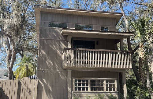 Seminole Cottage | Close to Beaches, quiet and private new guest house - full kitchen, deck & patio