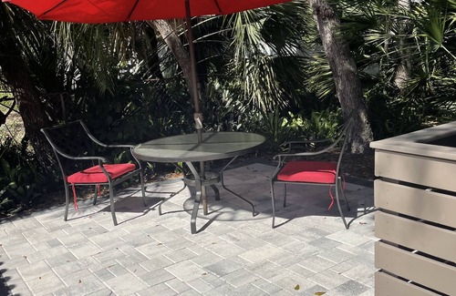 Seminole Cottage | Close to Beaches, quiet and private new guest house - full kitchen, deck & patio