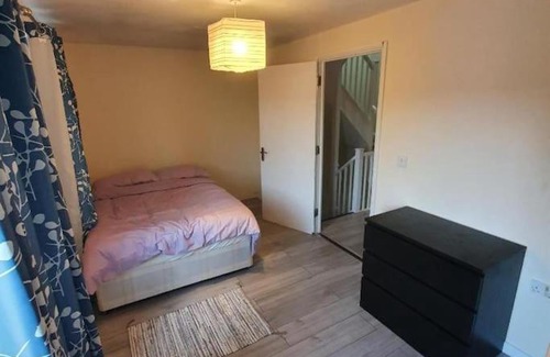 Evelyn House | Close To Central London 4 Bedroom House 7 beds Free Car Parking