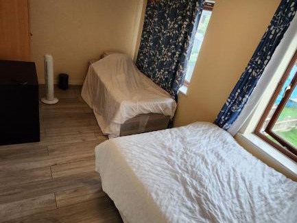 Evelyn House | Close To Central London 4 Bedroom House 7 beds Free Car Parking