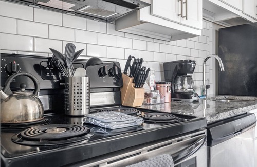 Chatham-Arch Apartment | Close to Gainbridge and Lucas Oil