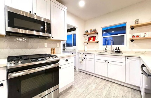 Central Sacramento House | *Close to Hospitals*Secure Yard*Midtown*Driveway Parking*