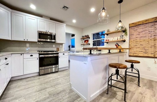 Central Sacramento House | *Close to Hospitals*Secure Yard*Midtown*Driveway Parking*