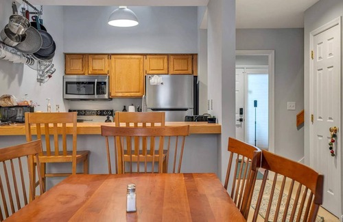 West Hartford Condo | Close to Lake & Golf & Pool | Newton Village 2C