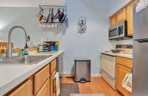 West Hartford Condo | Close to Lake & Golf & Pool | Newton Village 2C