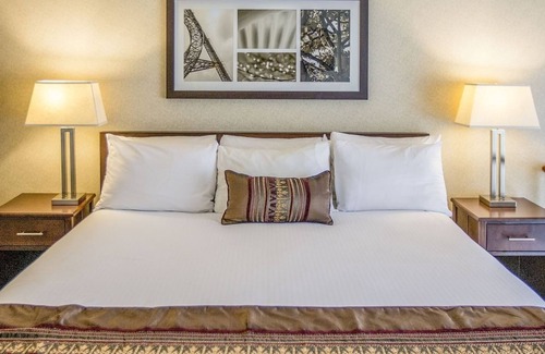 Wilburton House | Close to Local Hospital! Spacious Room, Pool & Parking! Near Bellevue Square!
