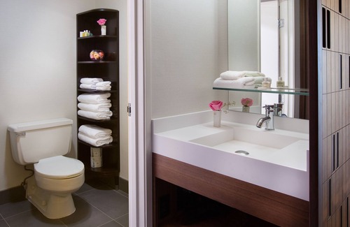 Wilburton House | Close to Local Hospital! Spacious Room, Pool & Parking! Near Bellevue Square!