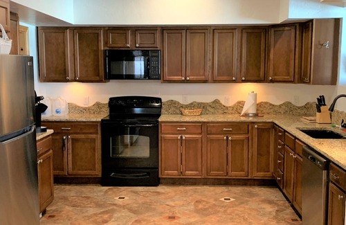 Montrose House | Close to MOUNTAINS, spacious + movie room +views