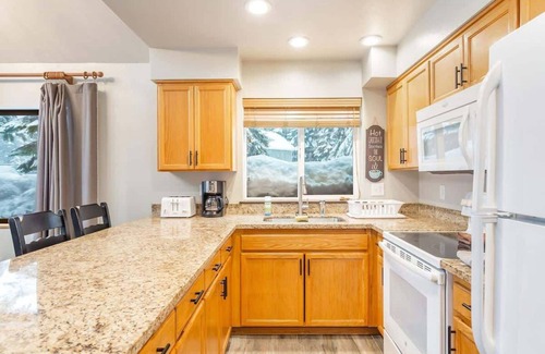 Snoqualmie Pass House | Close to Ski + Snowboard | Games | Hiking Trails