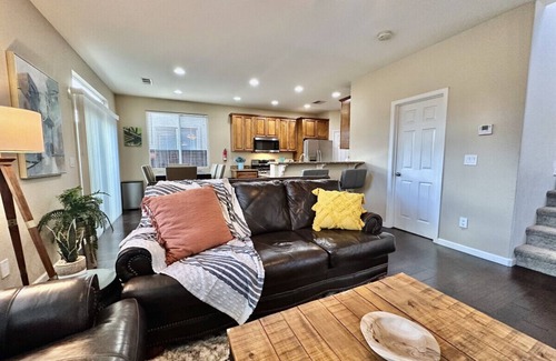 North Natomas House | Close to SMF-Comfortable King Mattress-Garage Park