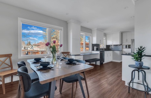 Southwest Calgary House | Close to Stampede> 8 adults+children> 2 Living Rooms> 4 BDR> Backyard> Park Free
