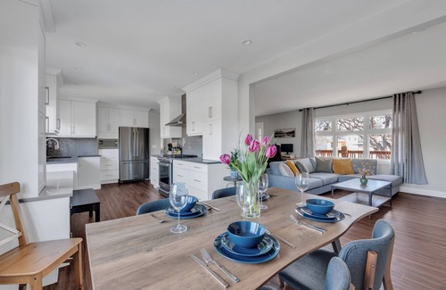 Southwest Calgary House | Close to Stampede> 8 adults+children> 2 Living Rooms> 4 BDR> Backyard> Park Free