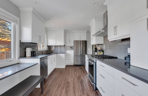 Southwest Calgary House | Close to Stampede> 8 adults+children> 2 Living Rooms> 4 BDR> Backyard> Park Free