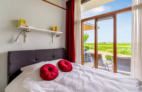Bunschoten House | Close to the marina and with a view of polder landscape and the bird breeding area, this beautiful v