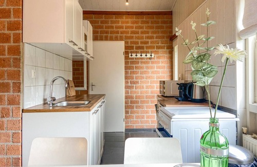Schoorldam House | Close to the North Holland Canal, this simple and cozy vacation home welcomes you in Warmenhuizen.
