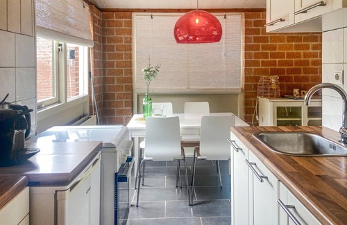 Schoorldam House | Close to the North Holland Canal, this simple and cozy vacation home welcomes you in Warmenhuizen.