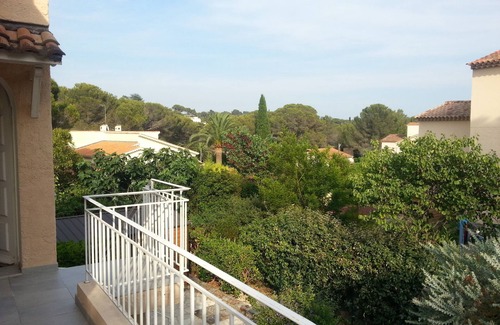 Boulouris-sur-Mer Apartment | Close to the sea and shops, quiet wooded area, 1st floor villa apartment