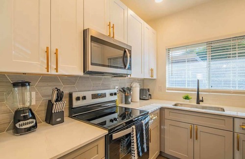 North Scottsdale Apartment | Close To TPC |Balcony,Pool,Pickleball,Parking W/D