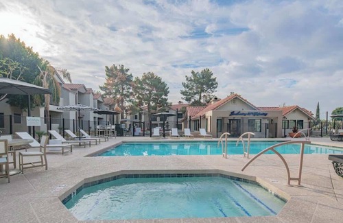North Scottsdale Apartment | Close To TPC |Balcony,Pool,Pickleball,Parking W/D
