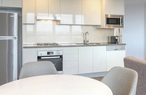 Wooloowin Apartment | Cloud 17 Retreat - Meriton Soleil Private Apt 1B
