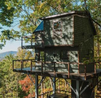 Stanardsville Ski Chalet | CloudPointe Retreat Treehouse
