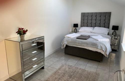 Beith Apartment | COACHMAN COTTAGE OUTSIDE HOT TUB