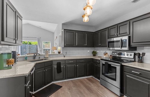 Kings Grant House | Coast Away Cottage. 1-story home - NO PET FEES! 10 minutes from the Beach!
