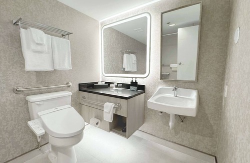 Inner Harbour Hotel | Coast Victoria Hotel & Marina by APA