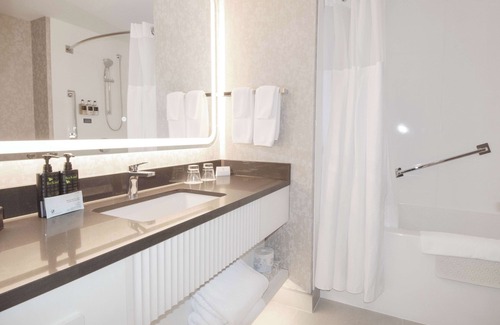 Inner Harbour Hotel | Coast Victoria Hotel & Marina by APA