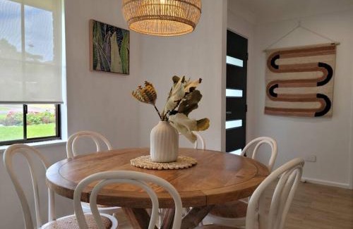 Port Macquarie House | Coastal 3-bedroom home close by the beach