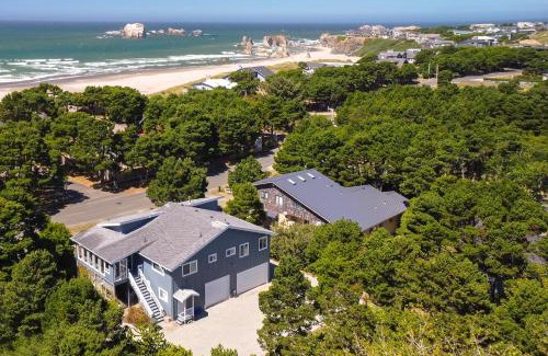Bandon House | Coastal Bandon Vacation Rental Walk to Beach!