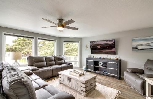 Bandon House | Coastal Bandon Vacation Rental Walk to Beach!