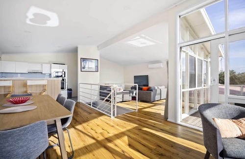Frankston House | Coastal Beach Home | 50m to Beach | Pet Friendly