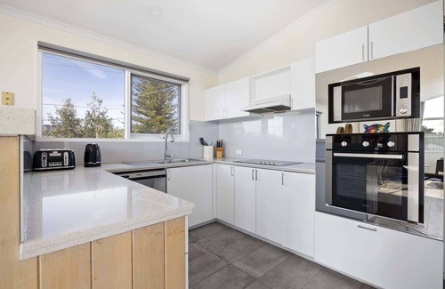 Frankston House | Coastal Beach Home | 50m to Beach | Pet Friendly