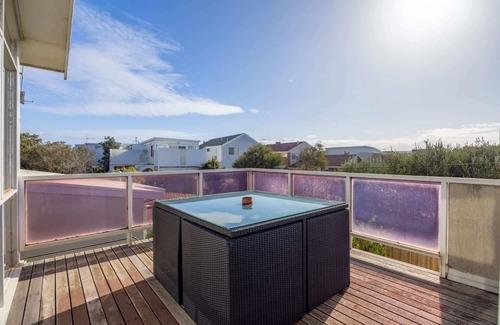 Frankston House | Coastal Beach Home | 50m to Beach | Pet Friendly