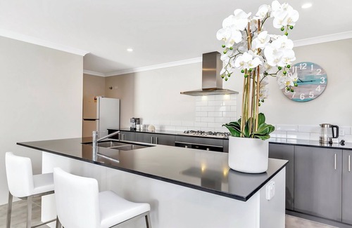 Mandurah Apartment | Coastal Bliss: Pet-Friendly, Nearby Cafes with Marina Views