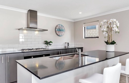 Mandurah Apartment | Coastal Bliss: Pet-Friendly, Nearby Cafes with Marina Views