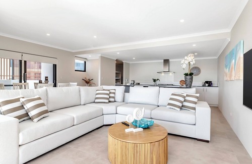 Mandurah Apartment | Coastal Bliss with Marina Views-Neaby Cafes