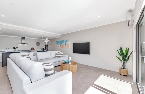 Mandurah Apartment | Coastal Bliss with Marina Views-Neaby Cafes